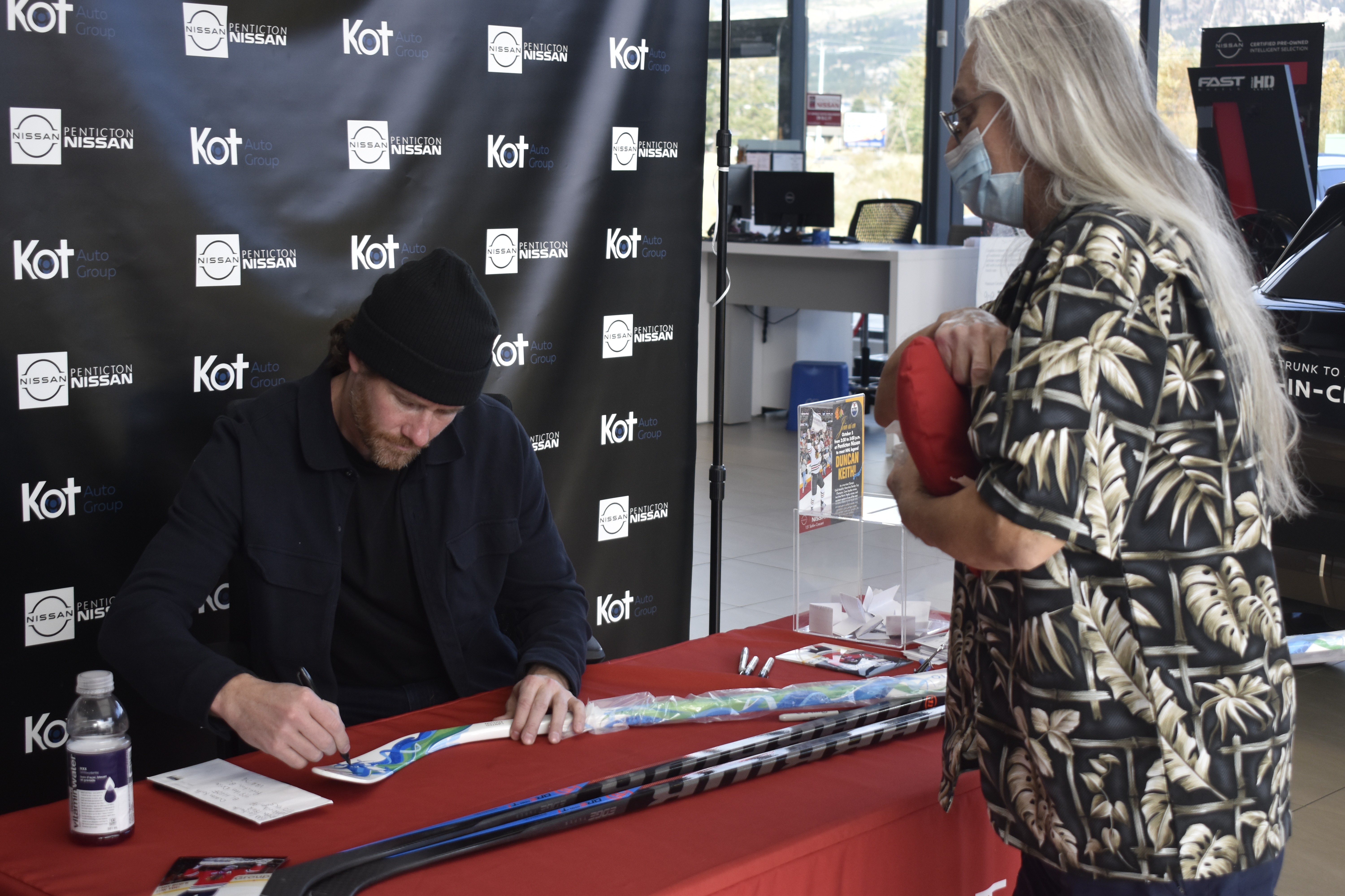 Former NHL star Duncan Keith meets fans, signs autographs in Penticton |  Revelstoke Review, image size:6000x4000